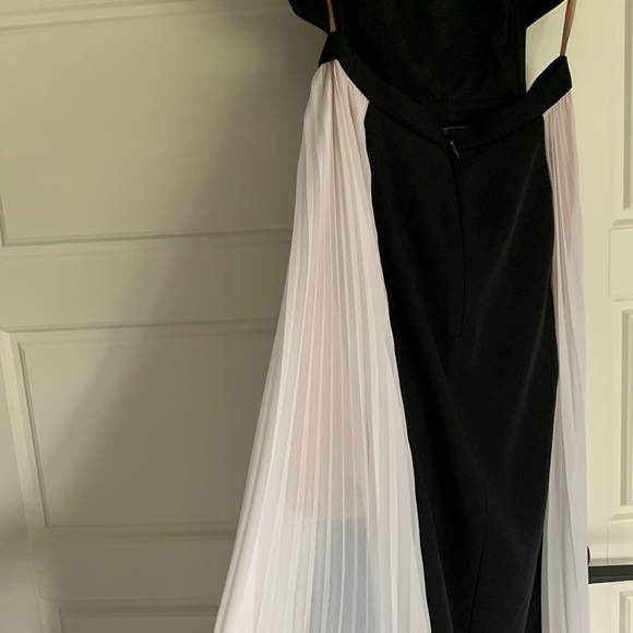 Bcbg dress. Black and white. Super flattering on … never worn. - Picture 5 of 6